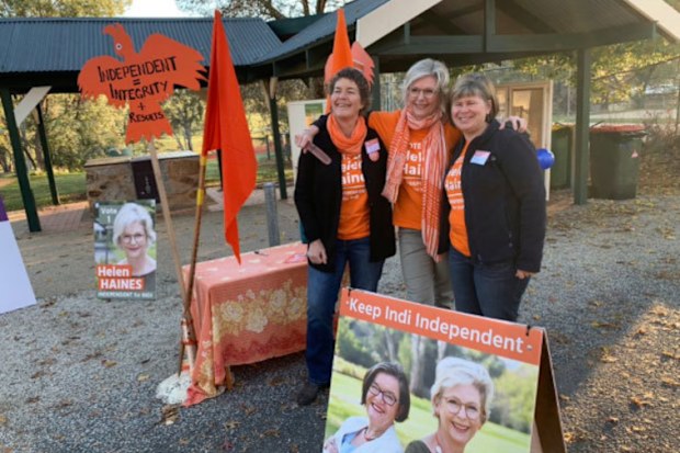 Independent Helen Haines, centre, campaigning.
