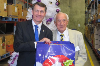 Il sindaco Graham Quirk con il presidente del Queensland Food Bank Ian Brusasco con i beni donati.