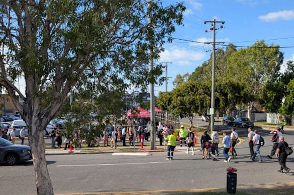 Las filas de pasajeros en la estación Northgate serpenteaban por las calles suburbanas. 