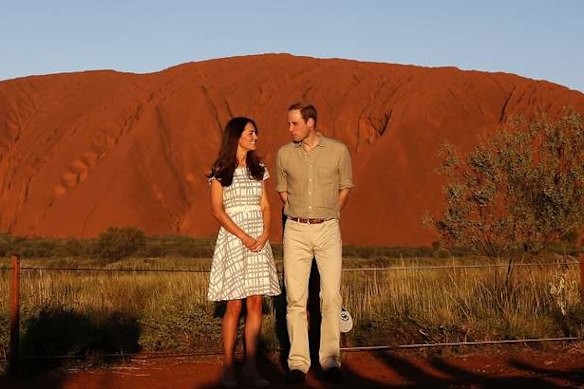 Pangeran William dari Inggris dan istrinya Putri Catherine berpose di depan Uluru pada tahun 2014.