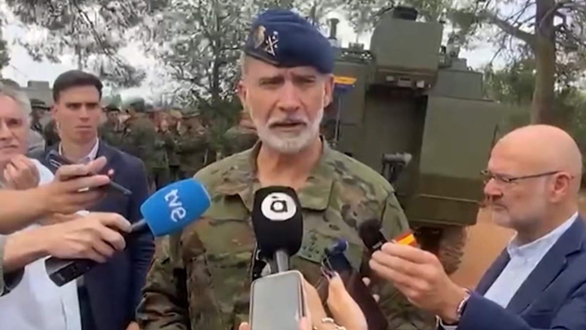 King of Spain cuts short royal engagement after train crash tragedy