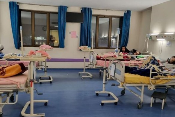 İranlı kızlar zehirlendikten sonra hastaneye kaldırılıyor.
