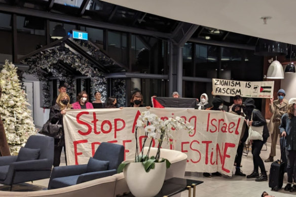 Pro-Palestinian protesters block the entrance to a Melbourne hotel hosting families of Israeli hostages.