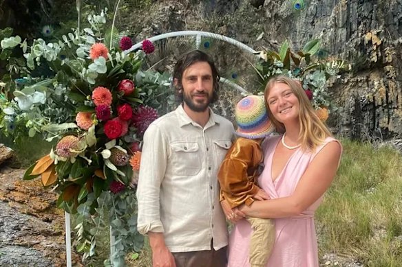 Michael Keats con la compagna Emily Boyd.
