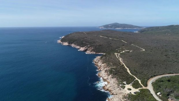 Search for man swept from rocks off WA coastline continues