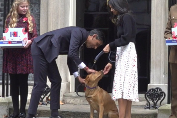 Başbakan Rishi Sunak, merkezde, eşi Akshata Murthy ve köpeğiyle, geçen yıl Londra, 10 Downing Caddesi'nin dışında.