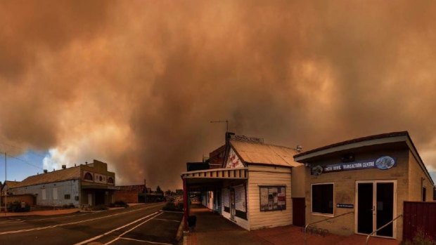 Eerie scenes on a street in Tingha as the bushfire burns on Wednesday afternoon.