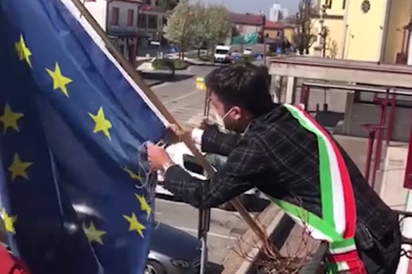 Marco Schiesaro, the Lega mayor of Cadoneghe, filmed himself "suspending" the flag of the European Union. The footage was tweeted out by Lega leader Matteo Salvini, who has urged the country to reconsider its relationship with Brussels following the crisis. 