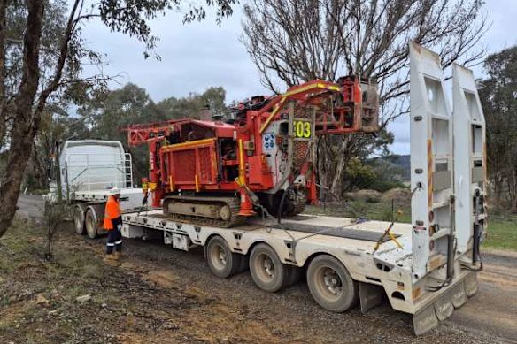 A track-mounted diamond drill rig has arrived at Orbit Resources’ Lewis Ponds gold-silver-base metals project in New South Wales.