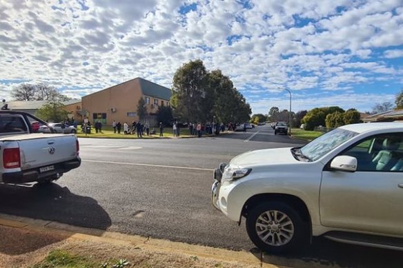 Long lines of Dubbo residents waiting for COVID-19 tests.