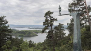 Elmgreen & Dragset’s “Dilemma”, a work from 2017 in patinated bronze and stainless steel. The site is Ekebergparken Sculpture Park in Oslo, Norway.