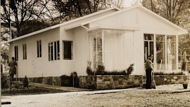 Beaufort Home prototype at Treasury Gardens, 1946, designed by Arthur Baldwinson.