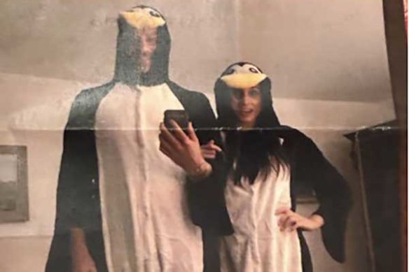 Harry e Meghan con le loro tutine da pinguino abbinate.