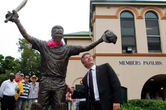 Waugh memorial ... former Australian captain Steve Waugh inspects the bronze statue of himself at the SCG.