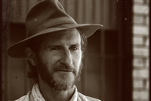 Tim Rogers provides the dramatic narration in Vandemonian Lags.