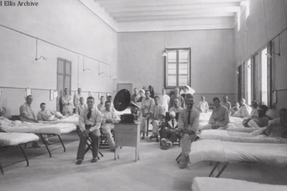 Australian troops and nurses in Malta during Gallipoli campaign.