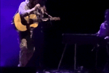 Singer Ray LaMontagne has collapsed on stage during his performance in Nashville.