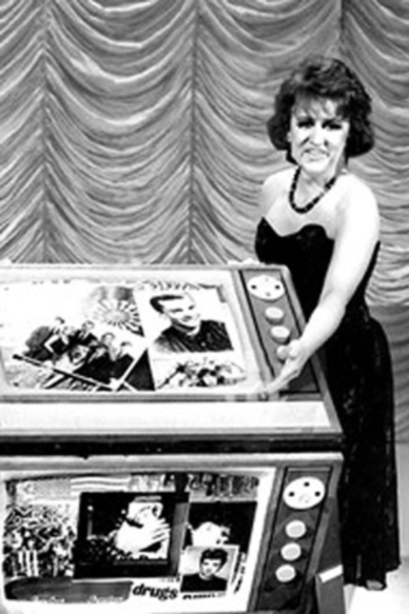 Vestida como sua personagem de comédia Ginger De Winter, a garota do Channel Nine, The Golden Years Television/