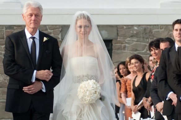 Maxwell (right) watches Bill Clinton walk his daughter Chelsea down the aisle in 2010.