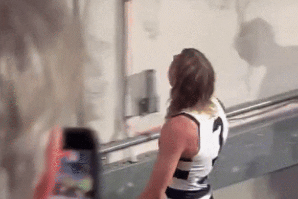 Bailey Smith interagiu com um membro da multidão no Adelaide Oval depois que Geelong venceu a quinta rodada de 2025 e foi suspenso pela AFL.