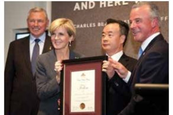 A photo from the Australian War Memorial's 2015-16 annual report, showing Rear Admiral Ken Doolan (retired), Foreign Minister Julie Bishop, Dr Chau Chak Wing and memorial director Dr Brendan Nelson. Ms Bishop is presenting the Australian War Memorial fellowship to Dr Chau.