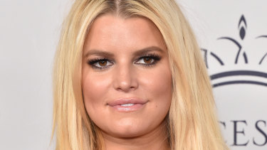 Singer-turned-fashion entrepreneur Jessica Simpson’s family has offered to buy her brand out of bankruptcy.