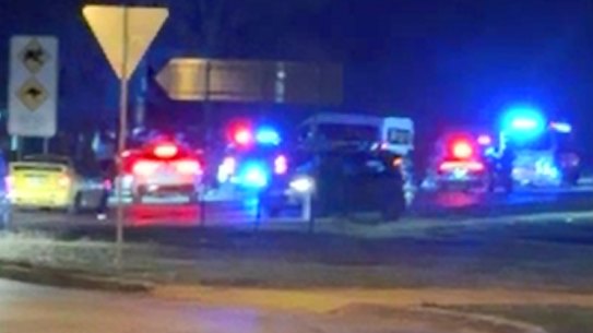 Un peatón murió en el lugar después de ser víctima de un accidente de atropello y fuga en Middle Road en Greenbank el lunes por la noche.