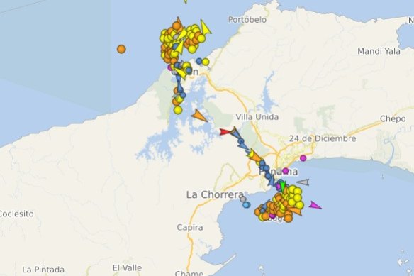 Ships gathered at the Panama Canal, visualised on a map.