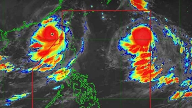 На этом спутниковом снимке, сделанном PAGASA, Филиппинским управлением атмосферных, геофизических и астрономических служб, показаны супертайфун Саола и сильный тропический шторм Хайкои 31 августа.