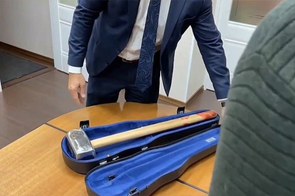 A sledgehammer sent by the Wagner Group as a stunt to the European Parliament. Wagner fighters are fighting for Russia in Ukraine.