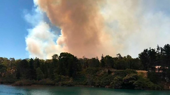 Out of control bushfire threatens homes and lives near Collie