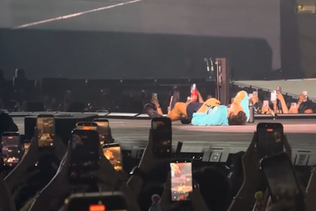 Harry Styles collapses during concert