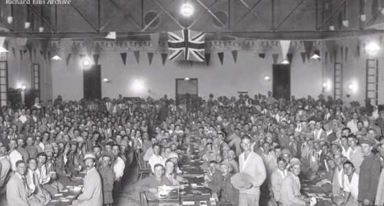A gathering of convalescing Anzacs in Australia Hall during 1915.