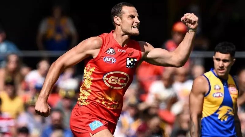 Suns dominate third term to beat Eagles