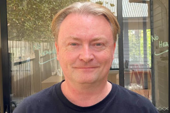 Bentleigh photographer John Warren says he will back Zoe Daniel after voting for incumbent Tim Wilson in 2016.