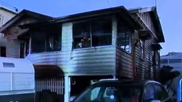 布里斯班克萊菲爾德的一所房子被大火燒毀，一名兒童死亡。