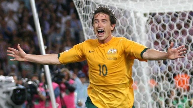 PA PHOTOS/AAP - UK USE ONLY : Australian soccer star Harry Kewell puts in a  solo run to set himself up to score for his English Club Leeds United in a  friendly