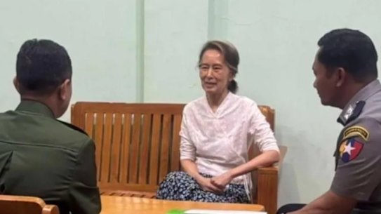 Una imagen publicada por la televisión estatal de Myanmar mostraba a Suu Kyi bajo custodia, pero se desconoce el momento de la fotografía. 