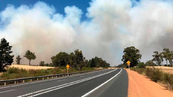 Out of control bushfire threatens homes and lives near Collie