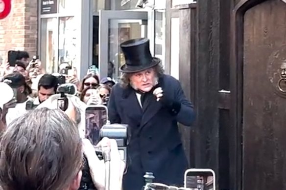 Johnny Depp aparece como Ebenezer Scrooge en la Comic-Con 2026.