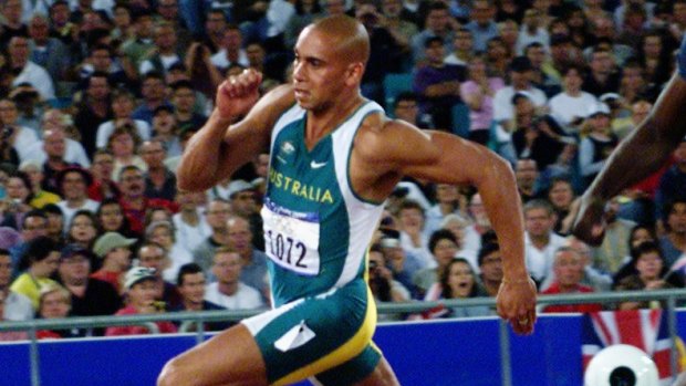 Patrick Johnson rounds the turn at the Sydney Olympics in 2000. 
