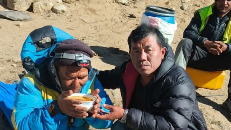 Left to die on Everest, Sherpa spent six days crawling down