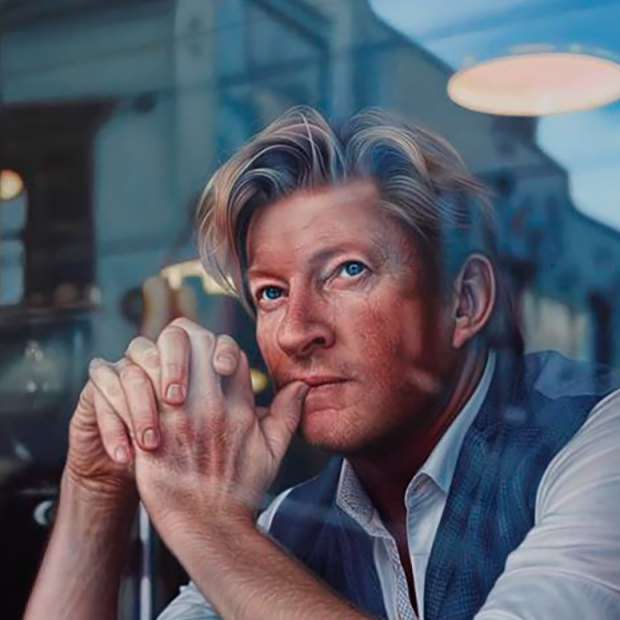 Perth artist Tessa MacKay's  portrait of actor and producer David Wenham titled Through the Looking Glass, which won the  2019 Archibald Packing Room Prize.