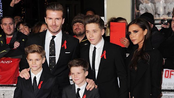 Romeo, David, Cruz, Brooklyn e Victoria Beckham em estreia em Londres em 2013.
