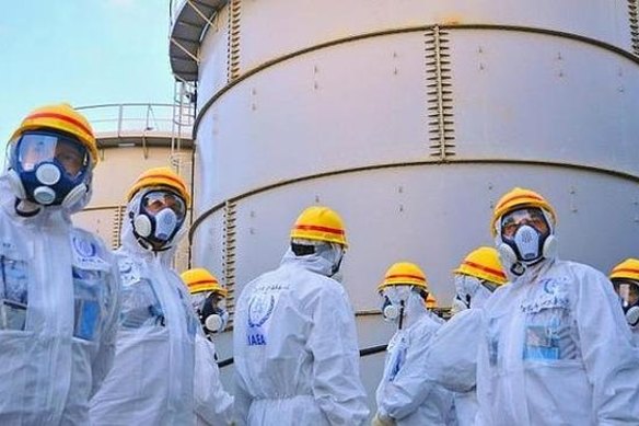 Review mission members of the International Atomic Energy Authority at Fukushima No.1 nuclear power plant late last year.