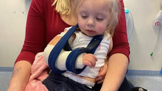 Delilah Lewis with her broken arm in 2023.