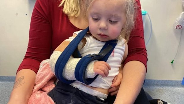 Delilah Lewis with her broken arm in 2023.