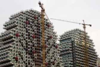 The financial stability of property giant China Evergrande is increasingly in doubt, and this has enormous consequences for market stability. 
