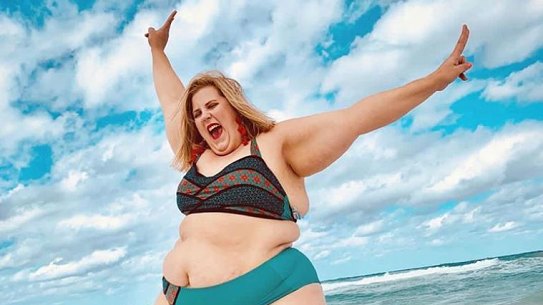 Last week, Gillette Venus posted a picture of plus-size model and social media influencer Anna O’Brien loving life on a beach.