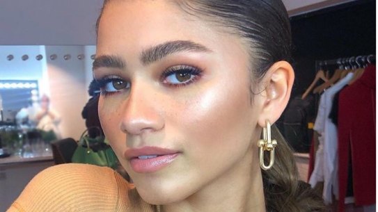 Zendaya showing off the Dolphin Skin Trend. 